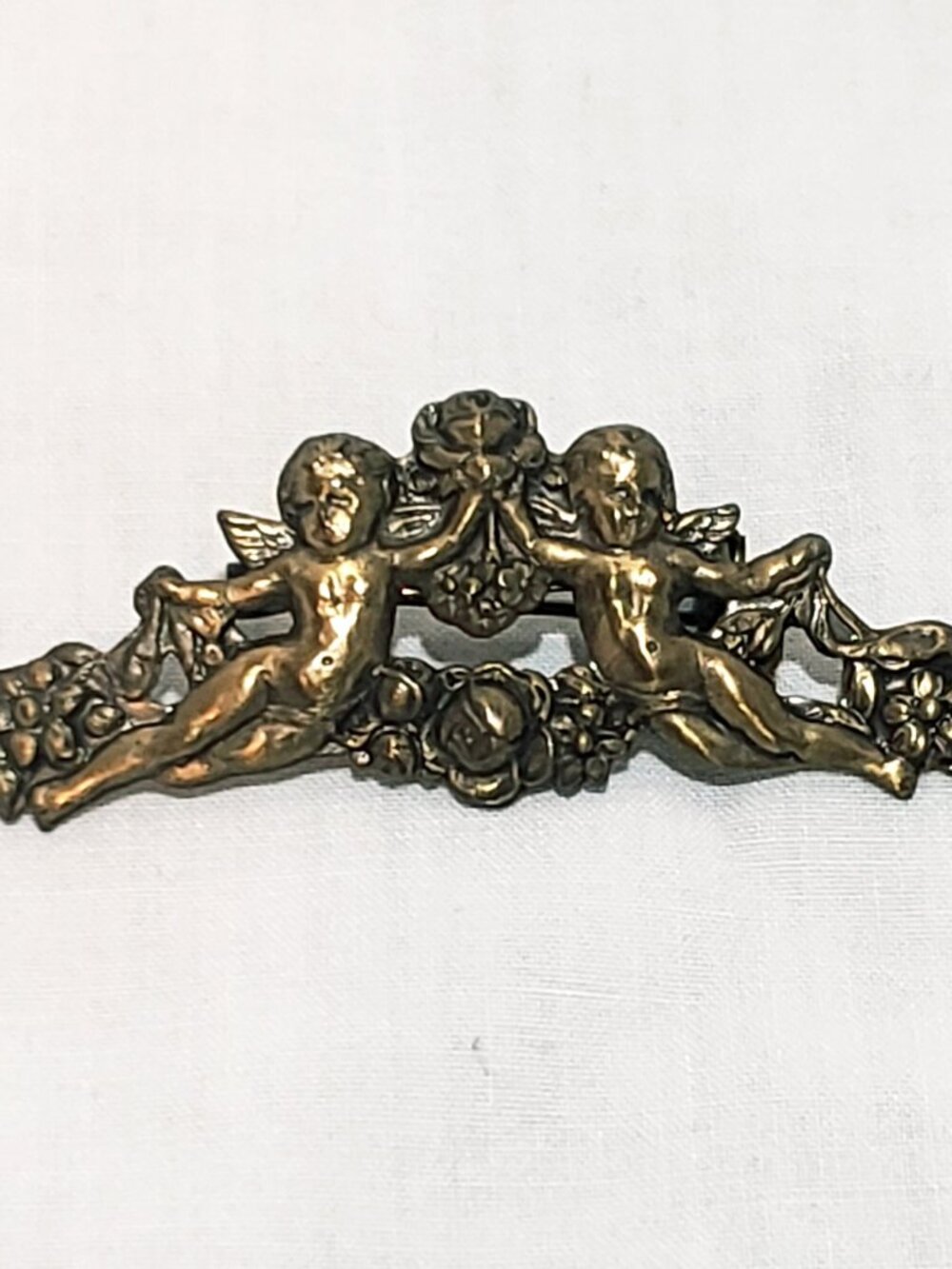 Cherubs Angels Flying Flowers Roses Gold tone Brooch Lapel Pin 2.5" Vintage